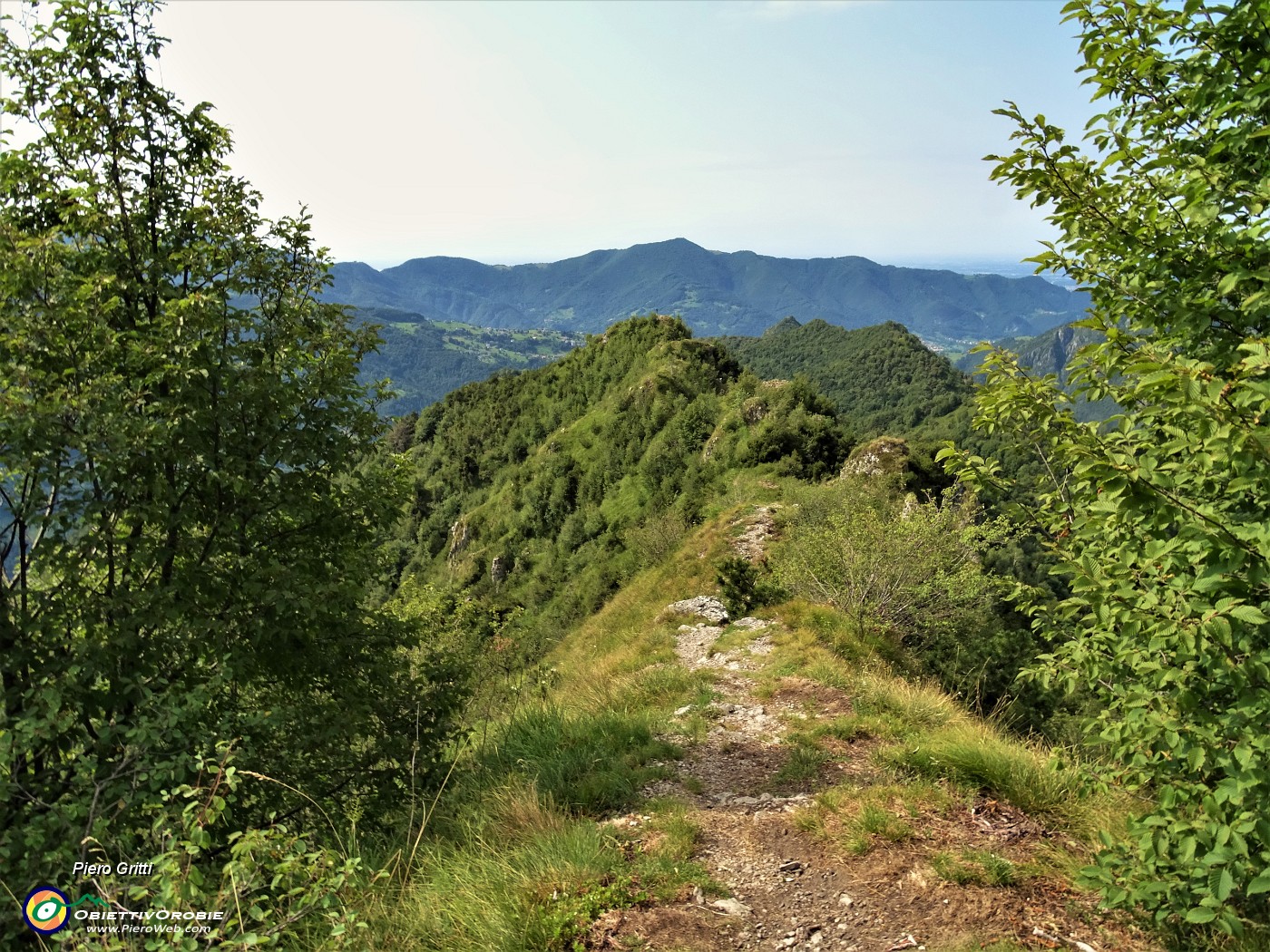 45 Il sent. 561 prosegue verso l'anticima sud del Pizzo Rabbioso con la bella croce.JPG